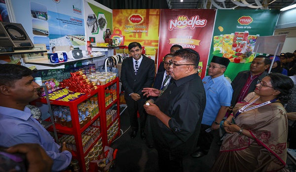 Ketua Menteri Melaka Datuk Seri Ab Rauf Yusoh (tengah), melawat reruai pameran selepas merasmikan Festival Halal Antarabangsa Melaka di Pusat Dagangan Antarabangsa Melaka (MITC) di Ayer Keroh/BERNAMA